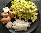 Foto del paso 3 de la receta: Nidos de calabacín, portobello y langostinos