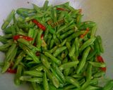 Foto langkah ke 2 dari resep Buncis Bawang Saus Tiram.