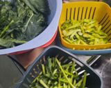 Hình bước làm 1 của món Cải làn xào thịt bê