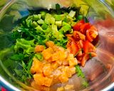 Фото кроку 2 до Салат 🥗 з червоною рибою та креветками.