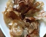 A picture of step 1 of Pyaaz Chaa (Onion Peel Tea).