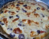 Foto del paso 2 de la receta: Tarta de harina integral con cebolla, aceitunas negras y morrón