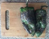 Foto del paso 2 de la receta: Rajas de chile poblano con crema y queso Oaxaca