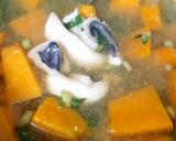 Hình bước làm 2 của món Canh mực nấu bí đỏ