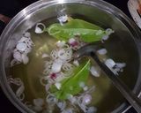 Foto langkah ke 2 dari resep Sayur Bening Daun Kelor.