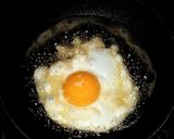 Foto langkah ke 1 dari resep Telor ceplok masak kecap.