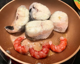 Foto del paso 4 de la receta: Merluza de pincho en salsa de carabineros