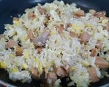 Hình bước làm 2 của món Cơm chiên trứng xúc xích