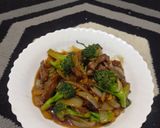 Foto langkah ke 4 dari resep Brokoli Sapi Lada Hitam.