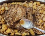 Foto del paso 7 de la receta: 🥩🍖Roast Beef al horno mechado con morrones y ajos sobre colchón de papas y cebollas 🍖🥩