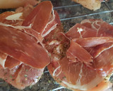 Foto del paso 2 de la receta: Contramuslos de pollo rellenos de dátiles y jamón serrano