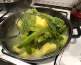 Foto del paso 4 de la receta: Judías verdes con patatas, aderezo VIDALIM y medallones de merluza a la plancha