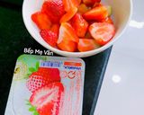 Hình bước làm 1 của món Strawbery Yogurt Ice Blended (Sữa chua dâu tây đá xay)