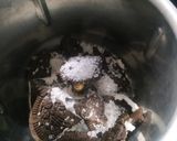 A picture of step 2 of Oreo Butterscotch Milkshake.