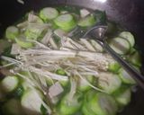 Foto langkah ke 4 dari resep Sup oyong tahu jamur.