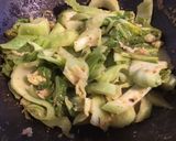 Une image de l'étape 6 de Bau chim Kai choï mustard sauté à l ail,citron et gingembre.