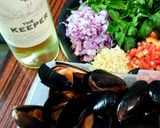 Foto langkah ke 1 dari resep Green mussels in white wine.
