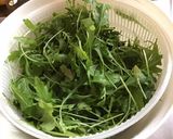 Une image de l'étape 1 de Roquette aux tomates séchées,copeaux de comté affiné et herbes aromatiques.