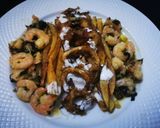 Foto del paso 5 de la receta: Camarones al ajillo con calamares rebozados y papas fritas