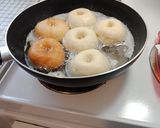 Foto langkah ke 6 dari resep Donat Maizena Empuk.