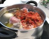 Foto del paso 2 de la receta: Sopa de pescado navideña de rape, almeja gallega y gamba roja
