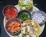 मिक्स व्हेजटेबल भाजी (Mix Vegetable Bhaji Recipe In Marathi) रेसिपी स्टेप 1 फोटो 