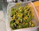Une image de l'étape 3 de Poivrons grillés marinés au pesto de céleri.