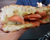 Foto langkah ke 7 dari resep Roti Gandum Panggang isi Sosis Rempah saus keju (wheat bread toast with cheesy sauce and sausage herbs filling).