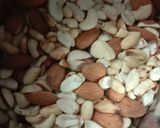 બદામ, કાજુ, સીંગની સુખડી (ચીકી)(Badam, kaju, sing Ni Sukhadi Recipe In Gujarati) રેસીપી સ્ટેપ1ફોટો