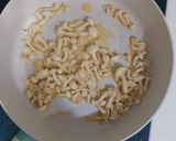 5分鐘完成！菇王鹽趜奶油大蒜炒美白菇的食譜步驟2照片