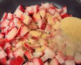 Foto del passaggio 5 della ricetta Cheesecake allo Yogurt e Copertura di Fragole al Marsala