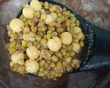 Hình bước làm 2 của món Chè đậu xanh nguyên vỏ, hạt sen, đường thốt nốt