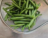 Foto del passaggio 1 della ricetta Fagiolini/Cornetti in umido saporiti con patate