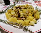 Foto del passaggio 4 della ricetta Padellata di patate e porcini al profumo di aromi
