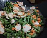 Foto langkah ke 3 dari resep 68. Tumis Buncis Baso Salmon.