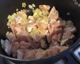 Une image de l'étape 2 de Poulet aux panais,patate douce et fruits secs au lait de coco et curry.