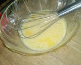 A picture of step 2 of Chicken in fry eggs.