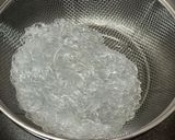 A picture of step 2 of Japanese Wakame seaweed salad.
