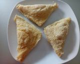 A picture of step 3 of Mozzarella in carrozza - fried mozzarella sandwich.