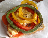 Foto del paso 3 de la receta: Bocadillo de solomillo de cerdo pimientos y tortilla