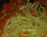 Foto del paso 1 de la receta: Pollo y arroz con salsa de ciruela, zanahoria y cebolla