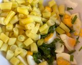 Hình bước làm 2 của món Salad Đậu Que Vàng & Trứng Gà (Vegetarian)