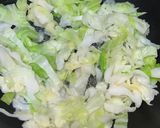 รูปขั้นตอนการทำที่ 2 ของ วุ้นเส้น กะหล่ำปลี ไข่ไก่ ผัดน้ำ เพื่อสุขภาพ