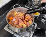 Hình bước làm 2 của món Gà hầm rượu vang đỏ