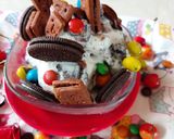 A picture of step 3 of Vanilla ice cream with oreo and bourbon biscuits.