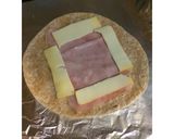 Foto del paso 2 de la receta: Burrito de queso, jamón y huevo al horno