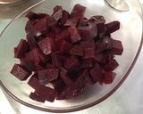 Une image de l'étape 2 de Salade de betteraves rouges marinées aux tomates et feta.