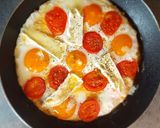 Lazacos tükörtojás paradicsomkarikákkal, brie sajttal recept fázis 5 fotója