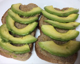 Foto del paso 2 de la receta: Tostas de mozzarella, aguacate, salmón y tomate deshidratado