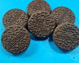 Foto del paso 3 de la receta: Postrecito rápido de dulce de leche con cookies